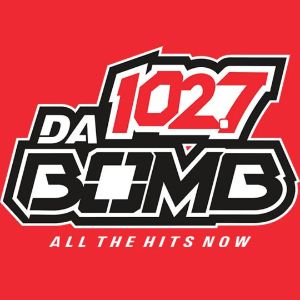 Logotipo de la emisora ​​de radio KDDB 102.7 Da Bomb